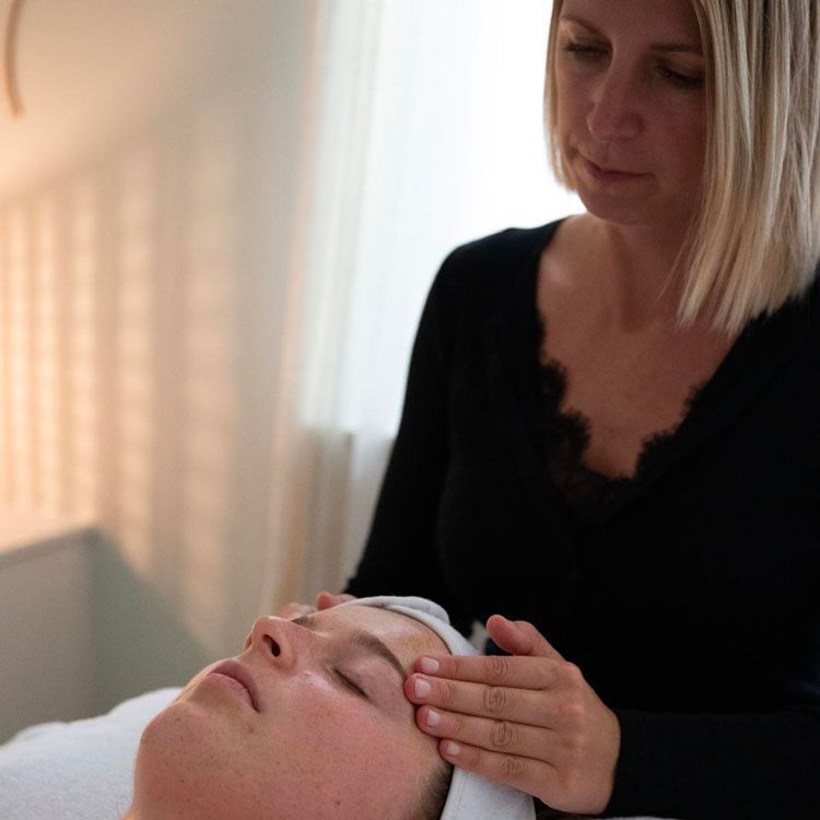 Soin signature Glow & Relax - réflexologie faciale et drainage du visage